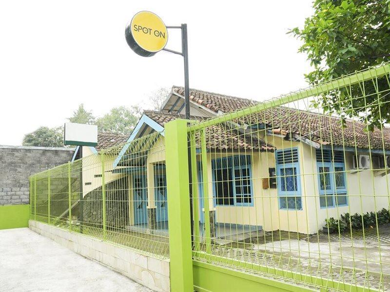 สปอต ออน 2275 โอมะฮ์ เจเอ็ม Hotel Beran Kidul ภายนอก รูปภาพ